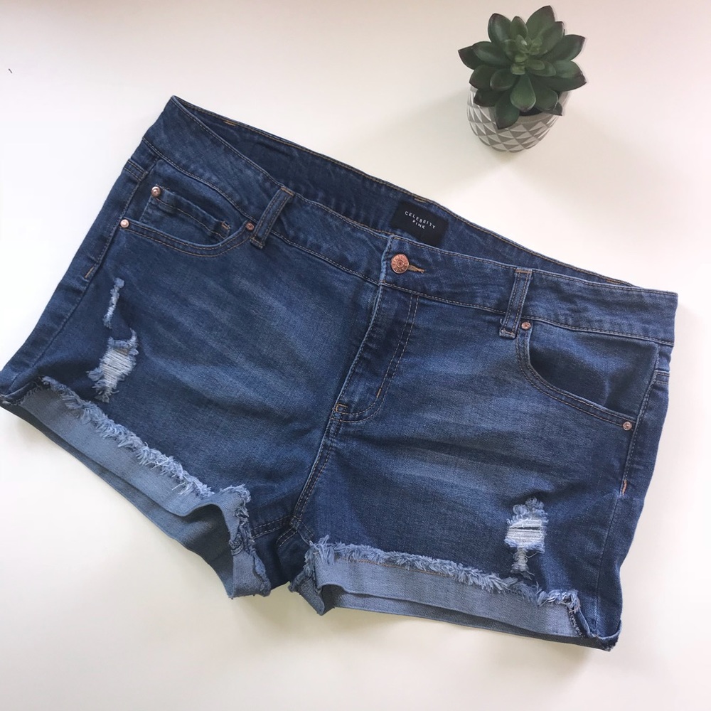 Celebrity Pink distressed jean shorts sz 17/33